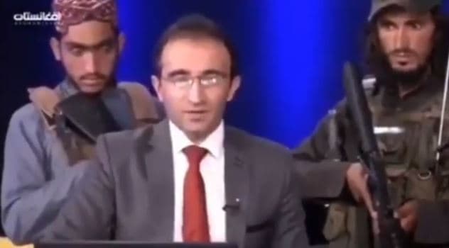 Drejtuesi i emisionit rrethohet nga talebanët e armatosur gjatë transmetimit (VIDEO)