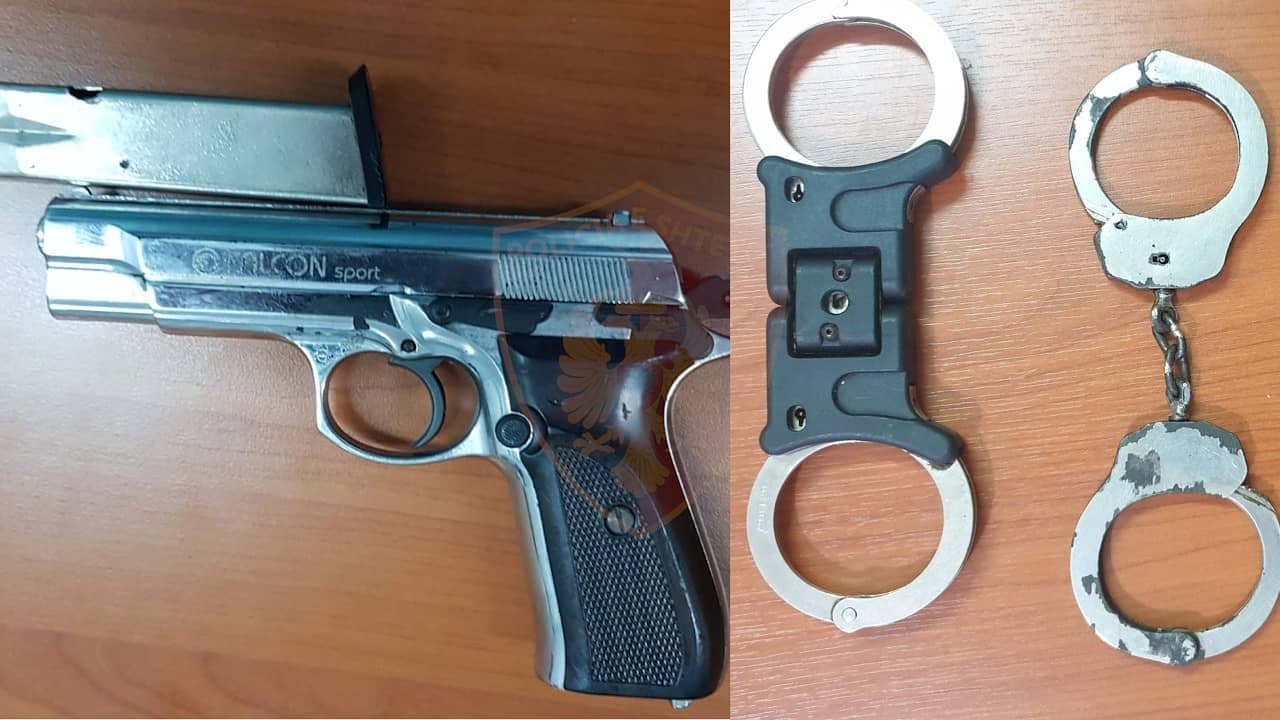 Emri/ Lëvizte me armë dhe pranga policie, arrestohet i riu në Durrës