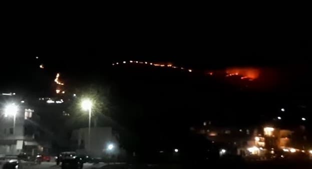 Video/ Himara nën 'pushtetin' e zjarreve, flakët rrezikojnë banesat