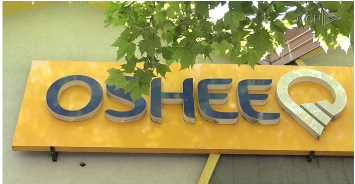 Fatura të fryra të energjisë, qytetarët sorollaten në sportelet e OSSHEE-së (VIDEO)