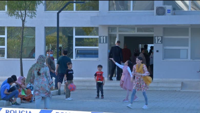 Rreth 300 afganë largohen nga “Qytet Studenti”, zhvendosen në Lezhë