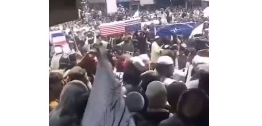Talibanët organizojnë “funeralin” e flamujve të SHBA-së, NATO-s dhe Britanisë