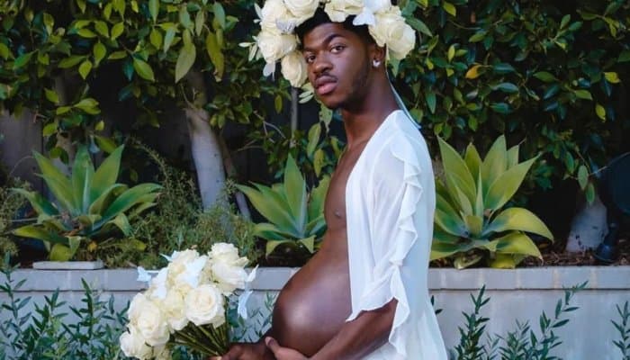 Reperi Lil Nas X njofton “shtatzëninë” e tij