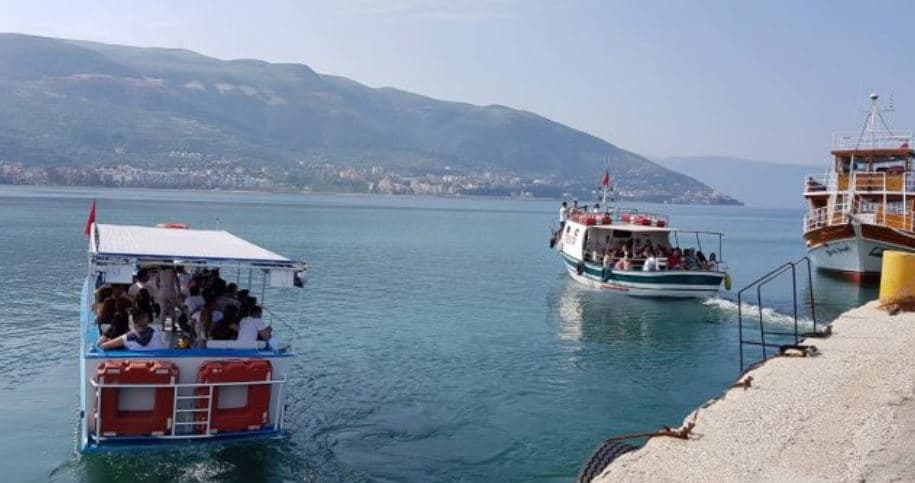      U rrëzua nga një anije në Vlorë/ Vdes turistja 25-vjeçare, arrestohet punonjësi i mjetit