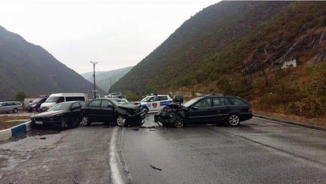 Aksident i trefishtë në aksin Elbasan-Peqin, plagosen 4 persona