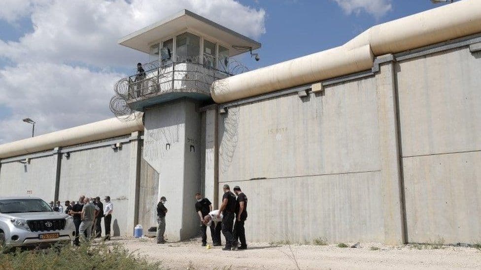 Gjashtë të burgosur palestinezë arratisen nga burgu izraelit përmes tunelit