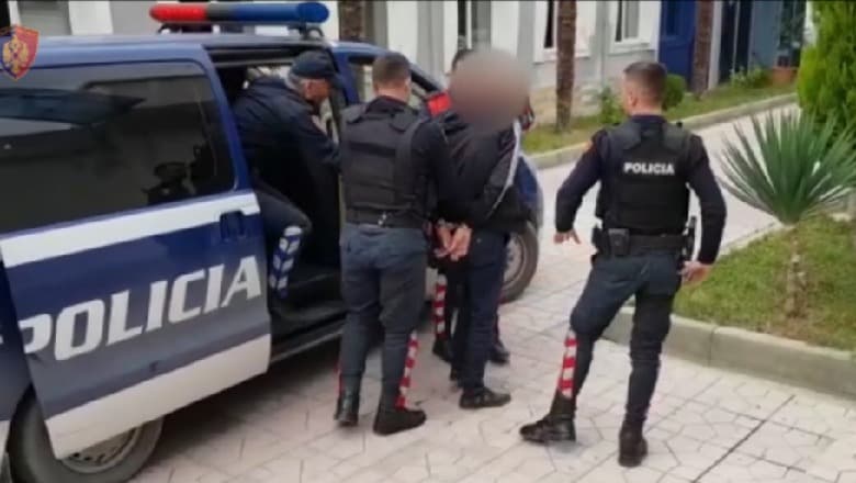 Kanosi me automatik dy vajza në rrugë, arrestohet i riu në Korçë