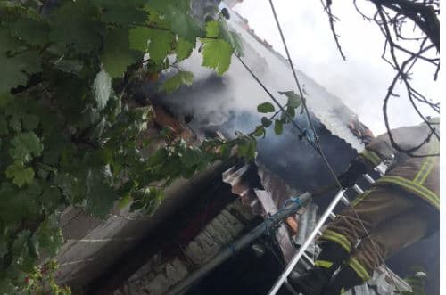 Foto/ Përfshihet nga flakët banesa në Maliq, s’ka të lënduar