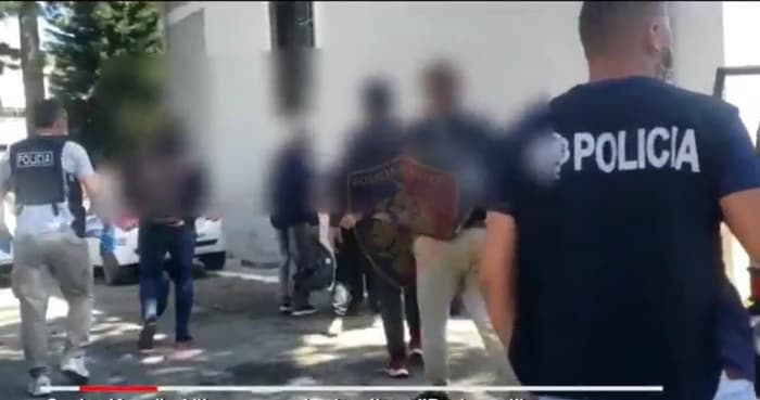 Transportonin 11 refugjatë kundrejt pagesës, arrestohen 2 të rinj nga Korça