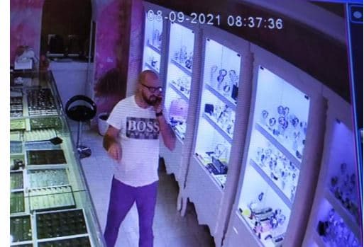Video/ Hyn për të ‘blerë’ në argjendari, hajduti vjedh byzylykun dhe e fut në xhep