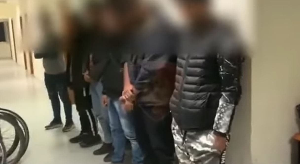Makinën plot me 6 emigrantë të paligjshëm, arrestohet në Fier 34-vjeçari