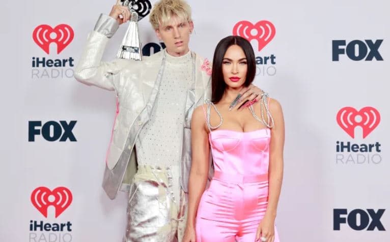 Megan Fox dhe Machine Gun Kelly bëhen viral pasi deklarojnë se kanë bërë seks në tavolinë