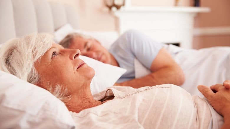 Të flesh shumë ose pak mund të rrisë rrezikun për Alzheimer