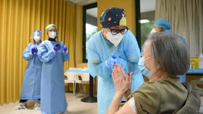 Italia miraton dozën e tretë të vaksinës