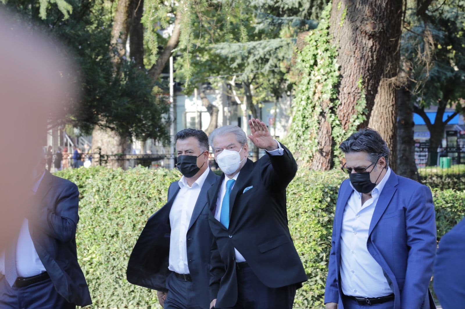 Basha mbledh grupin parlamentar, tre deputetë shoqërojnë Berishën në Kuvend (VIDEO)