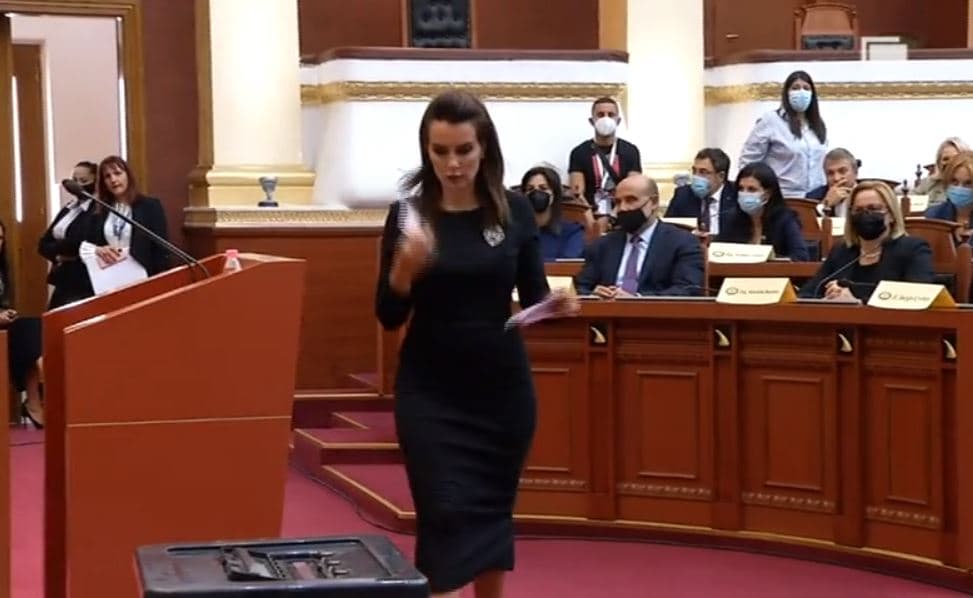  Votimi për Lindita Nikollën kryetare Kuvendi, demokratët grisin fletët e votimit
