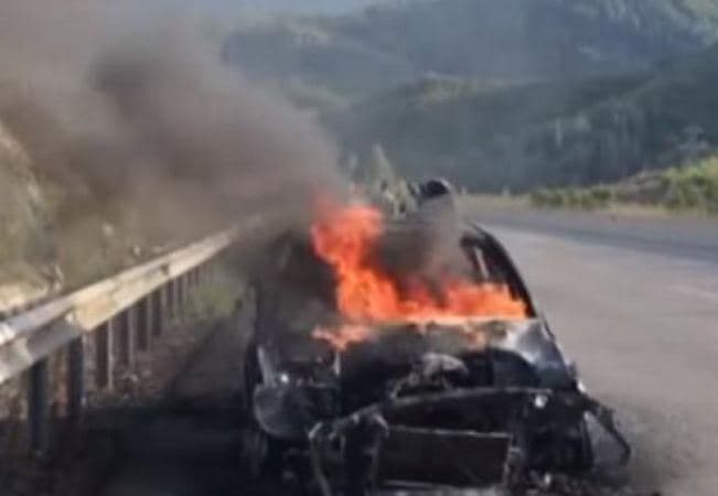 Përfshihet nga flakët makina në dalje të tunelit Tiranë-Elbasan, shpëton shoferi