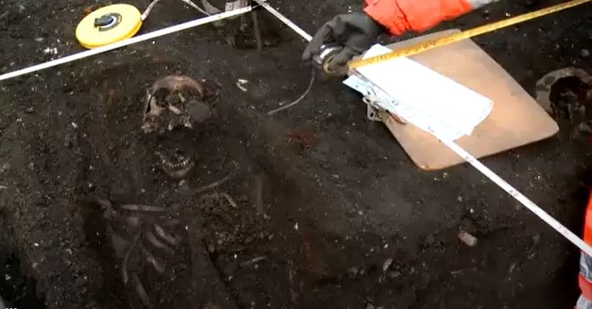 Misteri mbi 80 skelete në vendin e ndërtimit, disa me “duar të lidhura pas shpine”