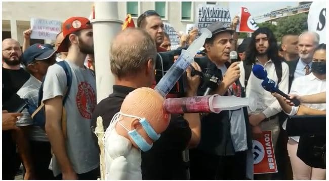 Qytetarët protestojnë për vaksinimin e detyrueshëm (VIDEO)