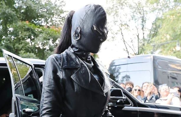 Kim Kardashian “trondit” rrjetin me veshjen në New York