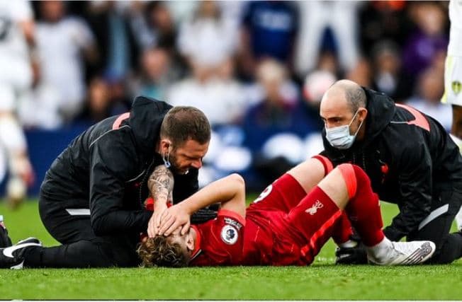 Talenti i Liverpool thyen këmbën gjatë ndeshjes (VIDEO)