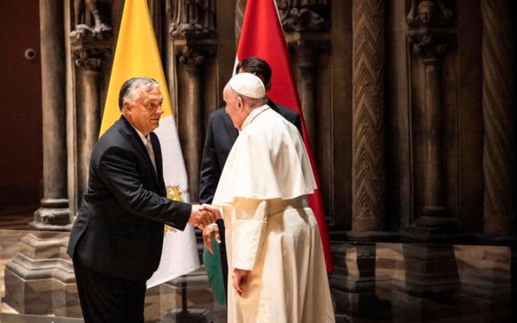 Papa Françesku mbërrin në Budapest, takohet me kryeministrin Orban