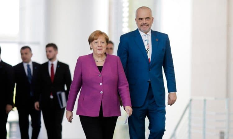 Kancelarja Merkel nesër në Tiranë/ Pritja në Pallatin e Brigadave nga Kryeministri Rama
