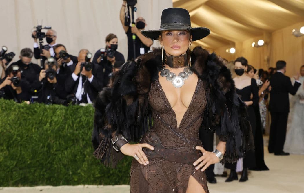 Jennifer Lopez shfaqet pa Ben Affleck në Met Gala 2021