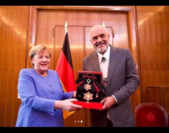    Merkel nderohet me yll të Medaljes së Kryeministrit për Mirënjohje Publike
