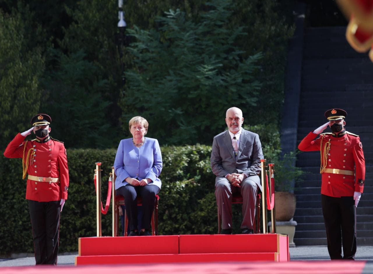    Merkel mbërrin në Pallatin e Brigadave, pritet me ceremoni zyrtare nga kryeministri Rama
