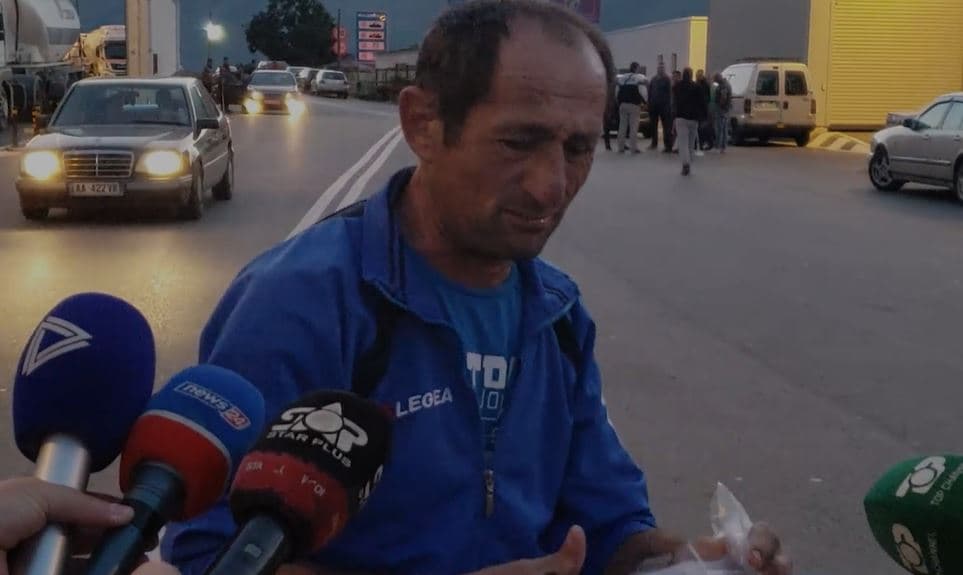Punëtori bllokohet në Han të Hotit: S’na njohin testet, për 20 euro punoj gjithë ditën në beton