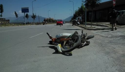 Përplasi me makinë motorin, pranga 20-vjeçarit në Durrës