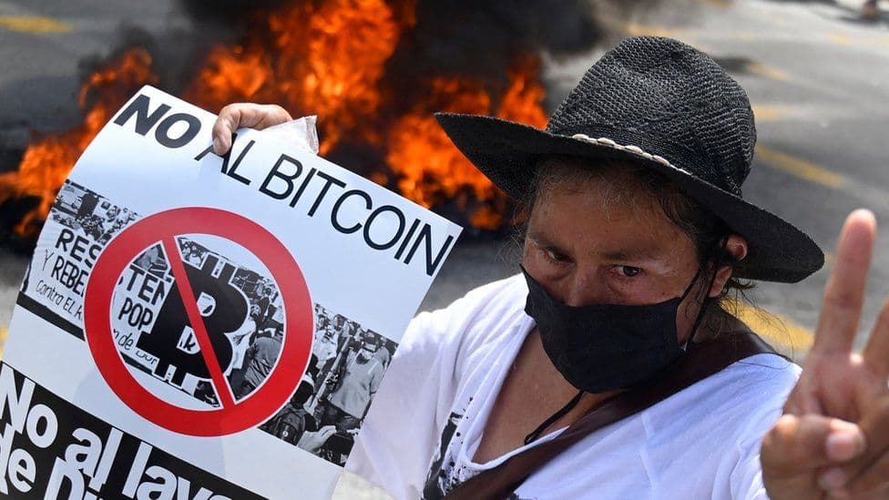 Mijëra qytetarë protestojnë në El Salvador kundër Bitcoin