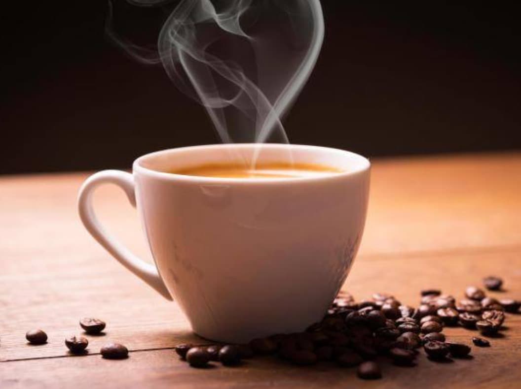 Çfarë ndodh nëse pini kafe me stomak bosh