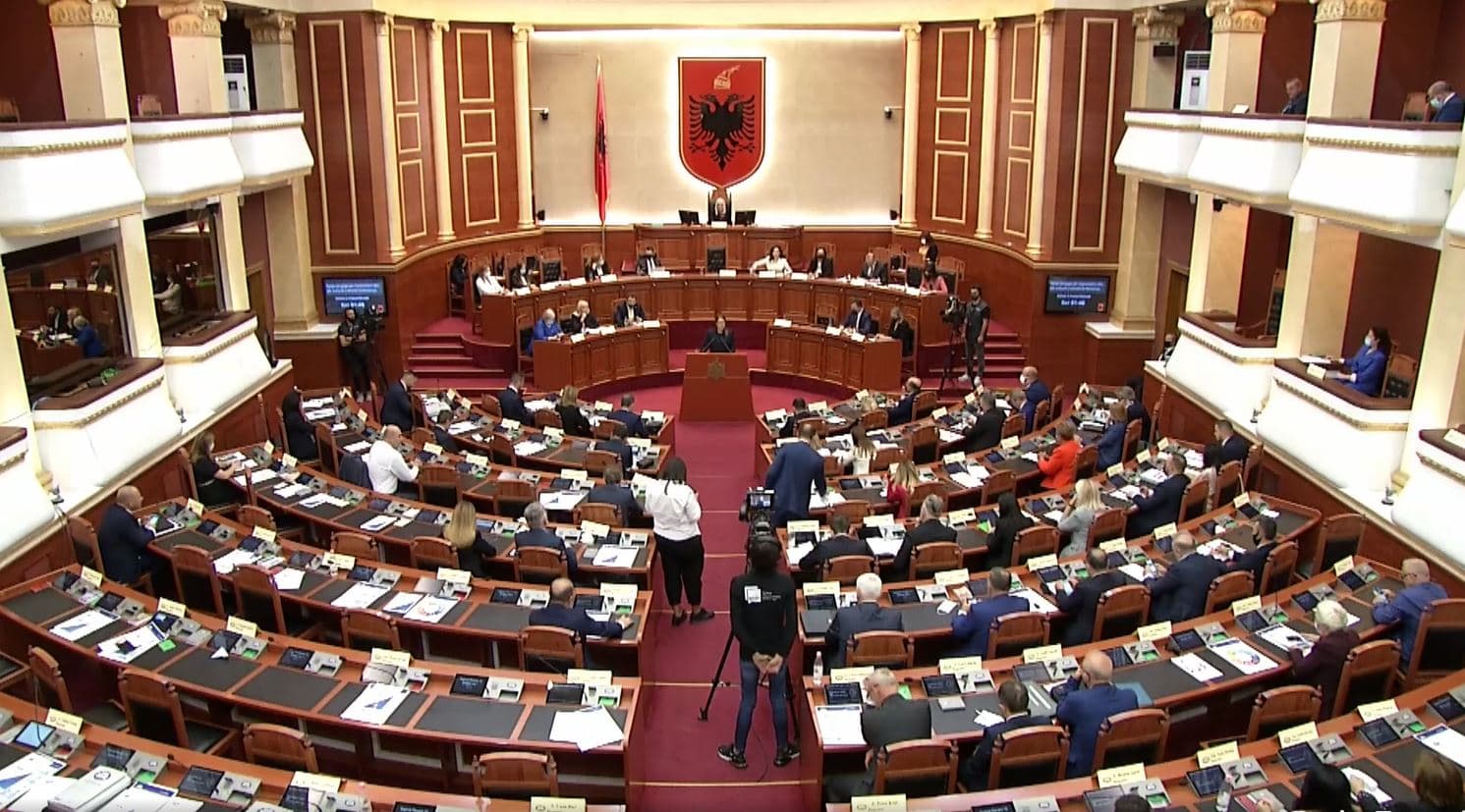     Seanca e Kuvendit/ Ministrat e Qeverisë u përgjigjen pyetjeve të deputetëve