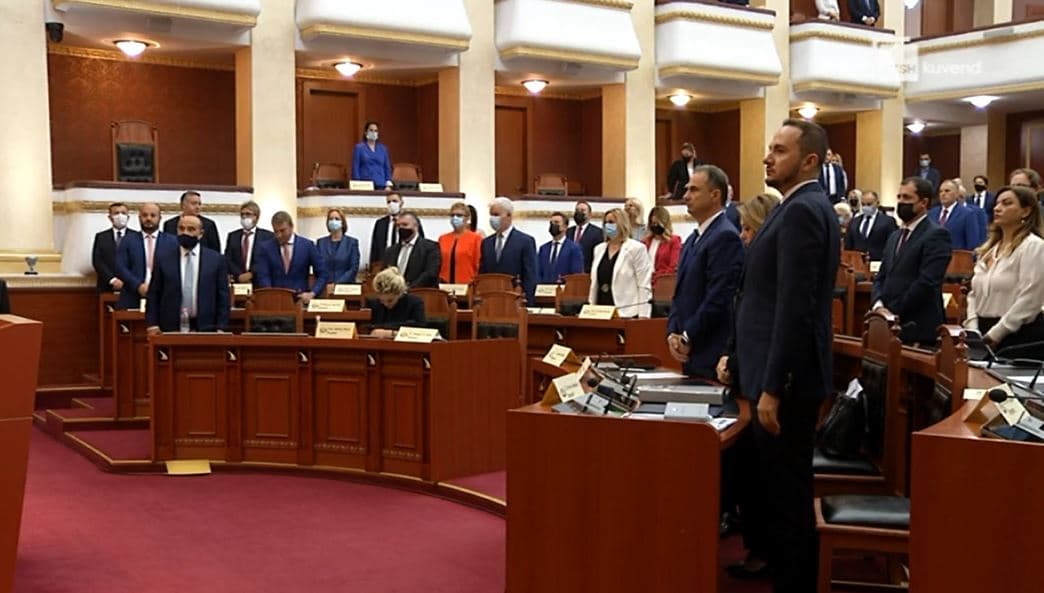 Propozim i deputetit Shehu/ Kuvendi 1 minutë heshtje për mjekët që humbën jetën nga Covid