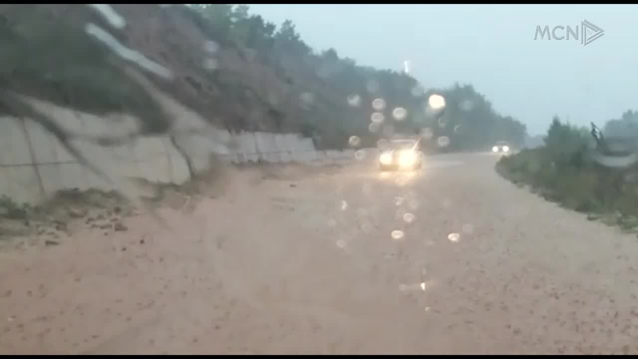 Kukësi si Venecia, përmbyten rrugët (VIDEO)