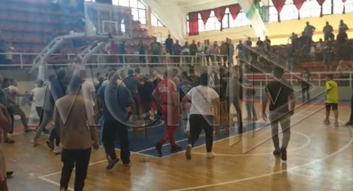 Kampionati shqiptar i boksit/ Tifozë e boksierë konfliktohen fizikisht në finalen e ndeshjes