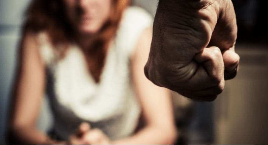   Dhunoi partneren në banesë, arrestohet 25-vjeçari në Maliq