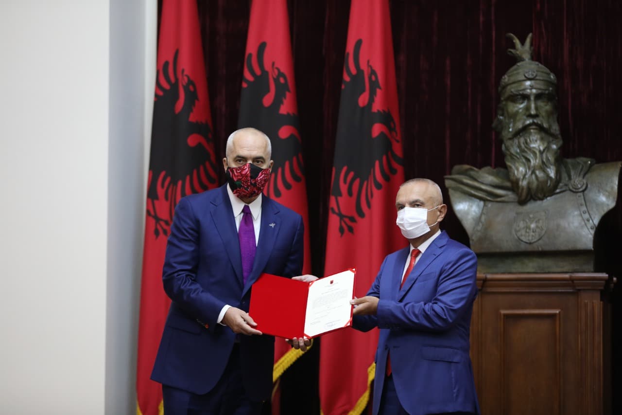     Presidenca publikon fotot e betimit të Ramës dhe ministrave te Meta