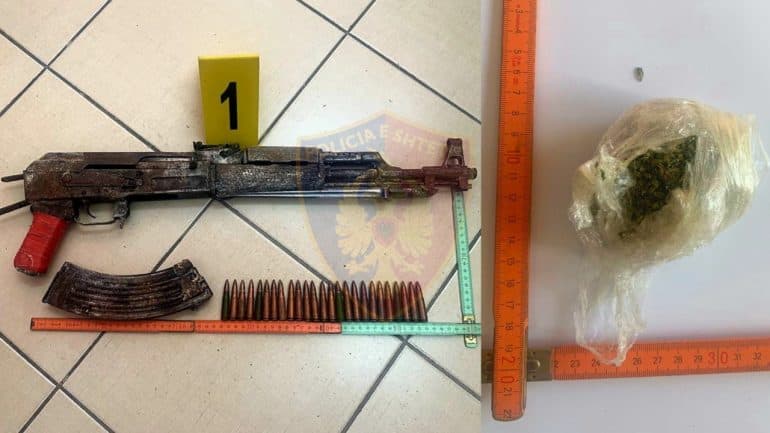 Emri/ Me armë dhe kanabis në banesë, arrestohet 40-vjeçari në Korçë