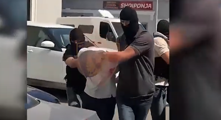 Hiqej si person me lidhje kriminale dhe u zhvaste para qytetarëve, arrestohet 34-vjeçari në Tiranë  