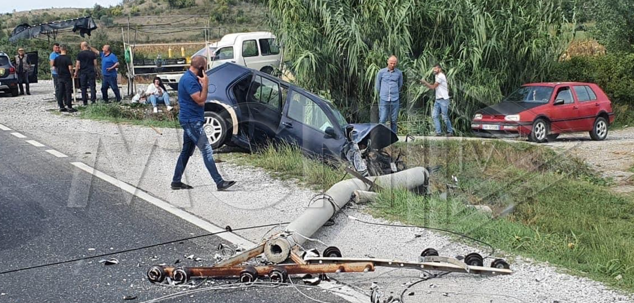 Aksident në Lezhë-Shkodër, mjeti përplaset me shtyllën elektrike