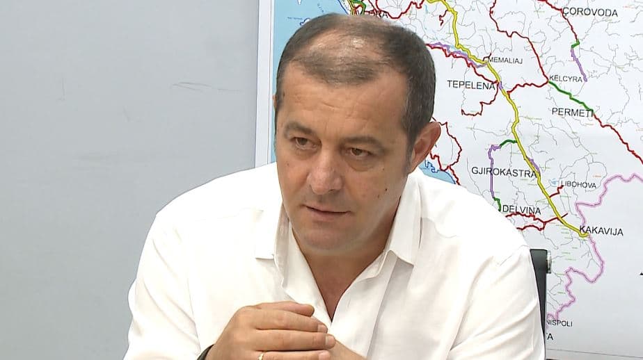 Jep dorëheqjen zv/kryetari i Bashkisë në Vlorë: Mbusha disa gropa në rrugë dhe jo vetëm