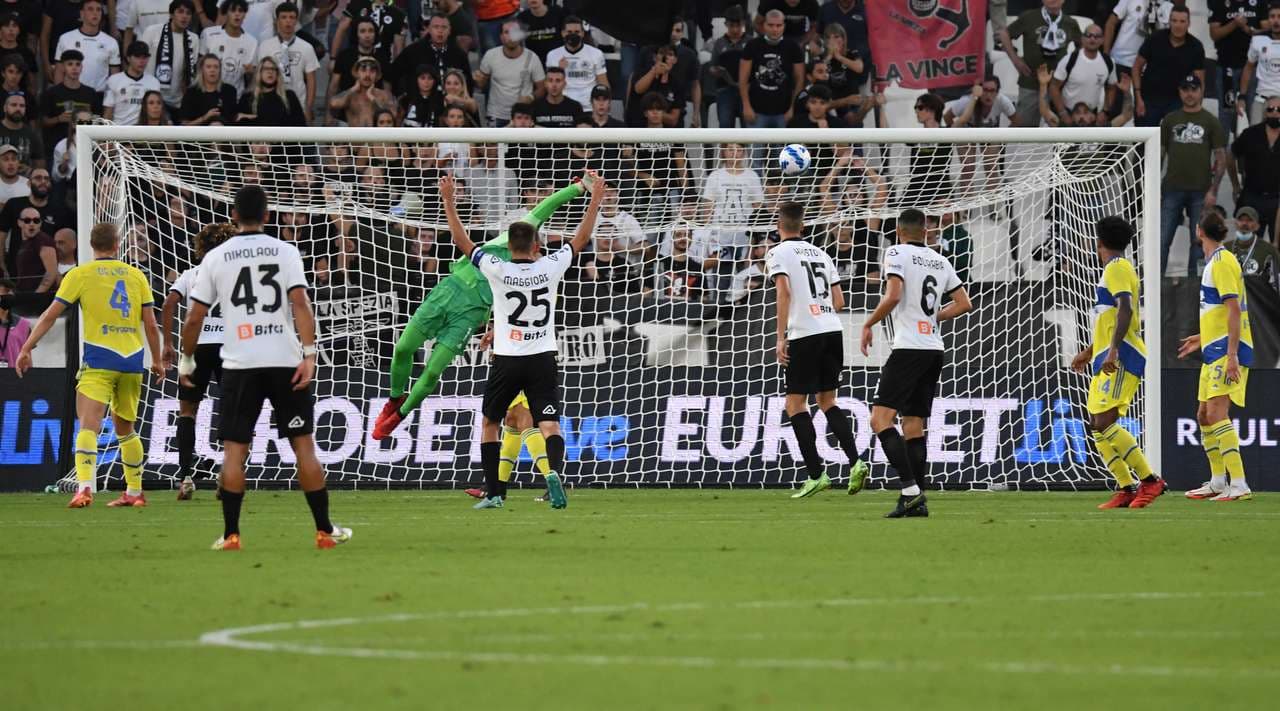 Triumfi i parë në kampionat, Juventusi mposht me vështirësi Spezian (VIDEO)