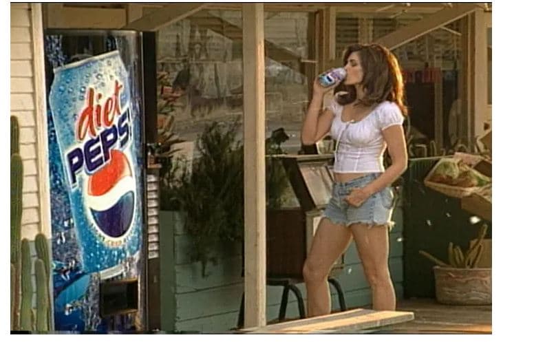 Cindy Crawford rikrijon pas 30 vitesh reklamën ikonike të Pepsit (VIDEO)