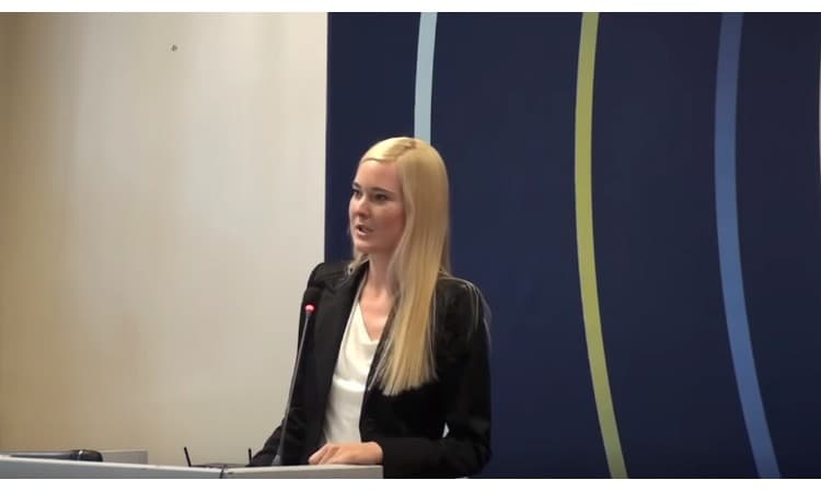 Gruaja e kryeministrit Albin Kurti promovon librin e saj në Beograd