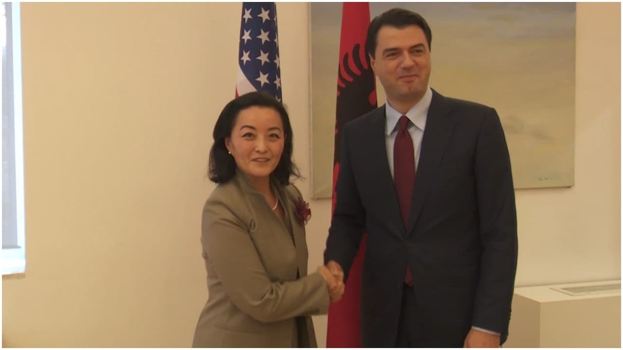 Ambasadorja Kim takohet me Bashën në selinë blu