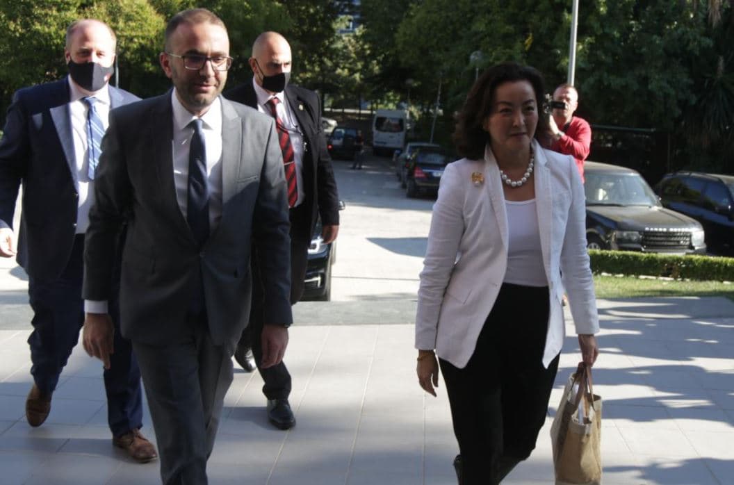 Ambasadorja Kim mbërrin në selinë blu, pritet nga Gazment Bardhi