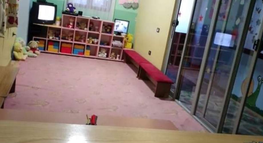I mituri u lëndua në kopësht, nëna padit edukatoren në Durrës